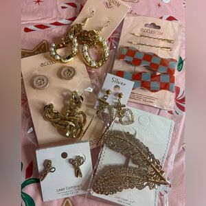 Gold tone jewelry & hair clip bundle ! 💛